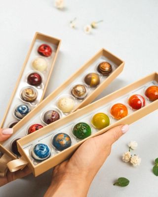 Říkáme jí 💎Šperk ve sladkém provedení💎 Krabička jako od luxusních hodinek, uvnitř sedm ručně malovaných pralinek. Každá...