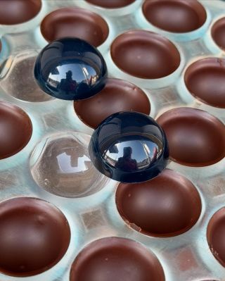 ✨Lesk pralinky není trik, ale důkaz precizní práce✨ Ne, nepřelešťujeme je 😁 - stačí precizně dodržet pracovní postup a...