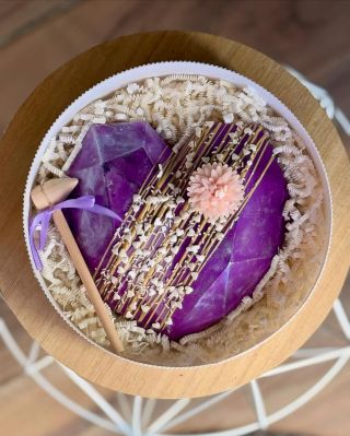 Zapomeňte na obálku. Svatební dar může vypadat i takhle 💜 #svatebnidar #cokolada #prekvapeni #darujtezážitek